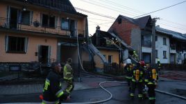 Miejsce pożaru we wsi Nowa Biała w powiecie nowotarskim (fot. PAP/Grzegorz Momot)