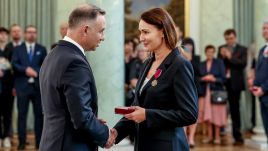 One of the recipients receives her award from Andrzej Duda at the Presidential Palace. Photo: Courtesy of prezydent.pl