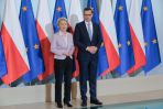 Przewodnicząca Komisji Europejskiej Ursula von der Leyen i premier Mateusz Morawiecki podczas powitania w KPRM w Warszawie (fot. PAP/Mateusz Marek)