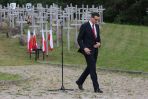 Premier Mateusz Morawiecki podczas uroczystych obchodów 77. rocznicy obławy augustowskiej na Wzgórzu Krzyży w Gibach. W wyniku obławy aresztowano ponad 7 tysięcy osób, z których ok. 600 zostało zamordowanych i pochowanych w nieznanym miejscu (fot. PAP/Artur Reszko)