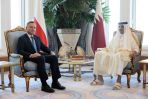 Prezydent RP Andrzej Duda (P) i Emir Państwa Katar szejk Tamim ibn Hamad Al Sani (P) podczas spotkania w Pałacu Amiri Diwan, 5 bm. w Ad-Dauha w Katarze (fot. PAP/Leszek Szymański)