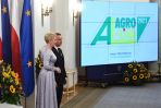 Prezydent Andrzej Duda (2L) oraz pierwsza dama Agata Kornhauser-Duda (L) podczas uroczystej Gali AgroLigi 2021 w Pałacu Prezydenckim (fot. PAP/Andrzej Lange)