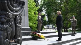 Bärbel Bas złożyła kwiaty pod Pomnikiem Bohaterów Getta w Warszawie  (fot. @Butyńska/Ambasada Niemiec)