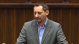 Poseł Armand Ryfiński (niezrz.) został w piątek wykluczony z obrad Sejmu (fot. TVP Info)