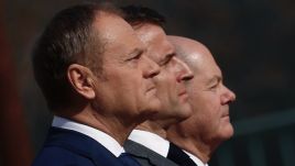 The leaders of the Weimar Triangle: (L-R) Poland’s Prime Minister Donald Tusk, French President Emmanuel Macron, and German Chancellor Olaf Scholz review the guard of honor at the Chancellery in Berlin, Germany, March 15, 2024. Photo: EPA/HANNIBAL HANSCHKE Dostawca: PAP/EPA.