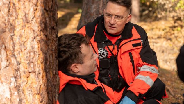 - Ratownik z bożej łaski… Szewc bez butów… Do karetki!!! Po cholerę się pchałeś na dyżur?! Trzeba było zostać w domu! Jak się bałeś sam, to z matką! - Doktor by chciał rodzić kamienie... ze swoją matką? - Wolisz ze mną?!