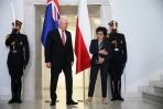 Marszałek Sejmu Elżbieta Witek i gubernator generalny Australii David Hurley podczas powitania przed spotkaniem w Sejmie w Warszawie (fot. PAP/Leszek Szymański)