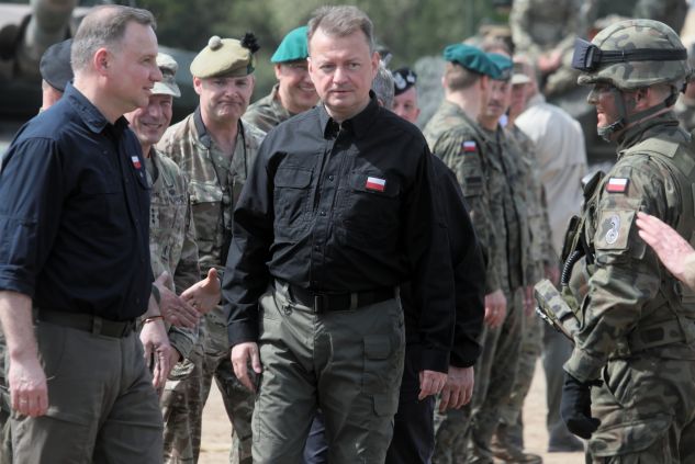 Prezydent Andrzej Duda (L) oraz minister obrony narodowej Mariusz Błaszczak (C) podczas spotkania z uczestnikami ćwiczeń Defender-Europe 22 (fot. PAP/Artur Reszko)