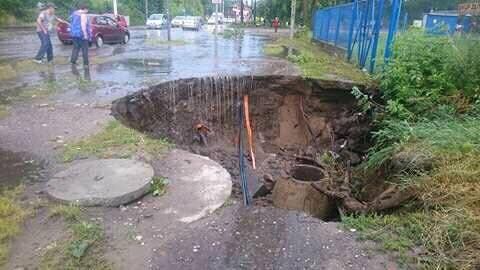 Deszczówka wymyła dziurę na jednej z ulic Bydgoszczy (fot. Andzej Komorski)