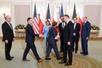 Prezydent Andrzej Duda (3P) i przewodnicząca Izby Reprezentantów Stanów Zjednoczonych Nancy Pelosi (3L) podczas powitania w Pałacu Prezydenckim w Warszawie (fot. PAP/Andrzej Lange)