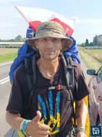 Idzie przez Europę, by ranni stanęli na nogi. Weterana Petra Skrypkę spotkaliśmy pod Warszawą