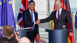 German Chancellor Olaf Scholz (R) and British Prime Minister Rishi Sunak (L). Photo: Maja Hitij/Getty Images.