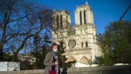 Dzwon katedry Notre Dame zabrzmiał w podziękowaniu dla lekarzy w pierwszą rocznicę pożaru, fot. PAP/EPA - YOAN VALAT