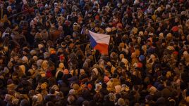 Thousands gathered at the memorial to students who were attacked by communist riot police in 1989, marking the 35th anniversary of the Velvet Revolution in Prague, Czech Republic, November 17, 2024. Photo: PAP/EPA/MARTIN DIVISEK 