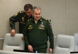 Сергей Шойгу и Валерий Герасимов на пленарном заседании Государственной думы РФ (Фото: Антон Новодережкин/ТАСС/Forum)