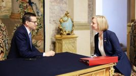 Premier Mateusz Morawiecki rozmawiał w czwartek w Pradze z szefową brytyjskiego rządu Liz Truss (fot. Twitter/@PremierRP)