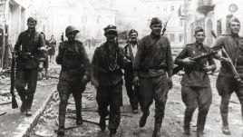 Polish and Red Army soldiers march into Vilnius. Photo: NAC