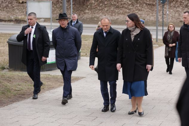 Premier Polski D. Tusk złożył wieńce na Cmentarzu na Rossie