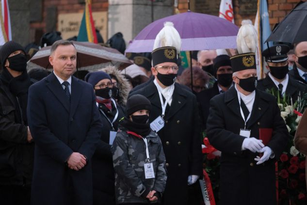 Prezydent Andrzej Duda (L) podczas uroczystości złożenia kwiatów pod pomnikiem Poległych Górników KWK „Wujek” w Katowicach (fot. PAP/Hanna Bardo)
