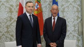 Prezydent RP Andrzej Duda (L) i prezydent Malty Marcelo Rebelo de Sousa (P) podczas powitania przed spotkaniem w Valletcie (fot. 	PAP/Mateusz Marek)