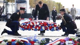 French President Emmanuel Macron (C) lays a wreath on the Tomb of the Unknown Soldier at the Arc de Triomphe during the commemoration of the 105th anniversary of the November 11, 1918 Armistice, in Paris, France, November 11, 2023. Photo: PAP/EPA/MOHAMMED BADRA 