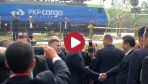 Prezydent Andrzej Duda (C) i przewodniczący Chin Xi Jinping (P), podczas powitania pierwszego pociągu na trasie Chiny-Europa „China Railway Express” (fot. PAP/PAP/Marcin Obara)