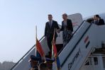 Prezydent Andrzej Duda oraz pierwsza dama Agata Kornhauser-Duda po wylądowaniu w Kairze. Para prezydencka rozpoczęła wizytę w Egipcie (fot. PAP/Mateusz Marek)