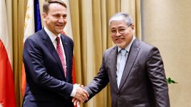 Polish Minister of Foreign Affairs Radoslaw Sikorski (L) and Philippines Foreign Affairs Secretary Enrique Manalo (R) shake hands during a bilateral meeting in Manila, Philippines. Photo: EPA/FRANCIS R. MALASIG Dostawca: PAP/EPA.