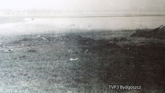 Samolot rozbił się na polach, na których były stogi słomy konopi