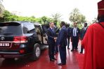 Prezydent Andrzej Duda i prezydent Senegalu Macky Sall podczas oficjalnego powitania na dziedzińcu Pałacu Prezydenckiego w Dakarze (fot. PAP/Leszek Szymański)