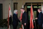 Prezydent Andrzej Duda (C) oraz odznaczony Andrzej Stefan Niwiński (L) podczas spotkania z przedstawicielami Polonii w ambasadzie RP w Kairze (fot. PAP/Mateusz Marek)