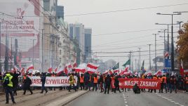 Mimo zapowiedzi organizatorów o zmotoryzowanym Marszu Niepodległości, potem okazało się, że oni sami uczestniczyli w pieszym marszu. (fot. PAP/Tomasz Gzell)