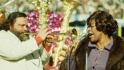 Ella Fitzgerald i grający na trąbce Al Hirt podczas Super Bowl w 1972 roku. Fot. Jerry Cooke/Corbis/Getty Images