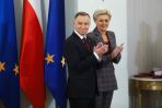 Prezydent RP Andrzej Duda (L) i pierwsza dama Agata Kornhauser-Duda (P) podczas wręczenia odznaczeń państwowych w ramach obchodów Międzynarodowego Dnia Osób Niepełnosprawnych, (fot. PAP/Rafał Guz)