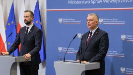 Defense Minister Władysław Kosiniak Kamysz (L) and Interior Minister Tomasz Siemoniak (R). Photo: PAP/Paweł Supernak