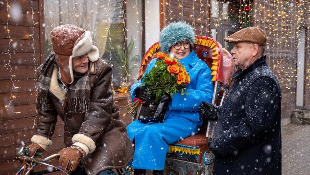 Tymczasem Zdzisio tego samego dnia zbierze się w końcu na odwagę i... spróbuje poprosić Wiesławę o rękę! Randka seniorów - w rocznicę ich pierwszego pocałunku – okaże się jednak równie „barwna”, co pechowa.