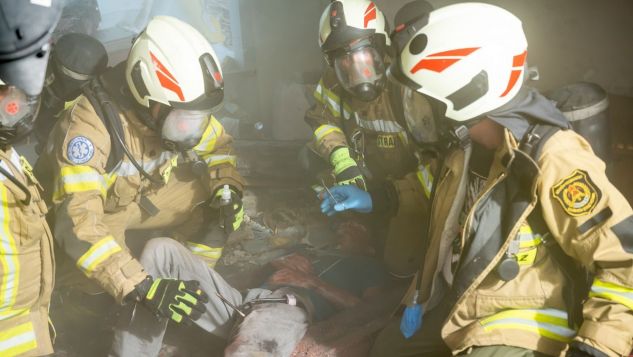 Po dojściu do pacjenta, dowodzenie przejmie właśnie Artur. - Ściągacie go z gwoździa, ja klemuję naczynie, robię opatrunek i opaskę uciskową! Kładziecie go na deskę i chodu! Bez szarpania, bo się wykrwawi! Jasne? Na trzy! Raz… dwa… TRZY!