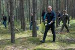 Prezydent Andrzej Duda (2P) sprząta las w ramach akcji „sprzątaMY”, na terenie Nadleśnictwa Skierniewice (for. PAP/Grzegorz Michałowski)