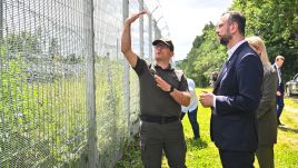 Poland’s Deputy Prime Minister and Minister of Defense Władysław Kosiniak-Kamysz (R) and Saulius Nekraševičius (L), head of Lithuania’s border control agency at the barrier on the Lithuanian-Belarusian border in Padvarionys, Lithuania, July 3, 2024. Photo: PAP/Valdemar Doveiko
