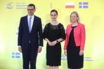 Premierzy: Szwecji Magdalena Andersson (P), Finlandii Sanna Marin (C) oraz Polski Mateusz Morawiecki (L) (fot. PAP/Rafał Guz)