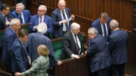 Prezes PiS Jarosław Kaczyński w otoczeniu polityków partii na sali plenarnej (fot. PAP/Mateusz Marek)