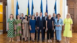 Estonian PM Kristen Michal (front row, 5L) and his cabinet. Photo: Jürgen Randma, valitsus.ee