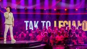 Nowy prowadzący „Tak to leciało!” Kacper Kuszewski jest znanym aktorem i wokalistą. Fot. Waldemar Kompała/ TVP