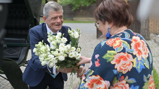 A na randkę z Wiesławą pójdzie jego kolega Bronek. - Zdzisława zatrzymały ważne sprawy rodzinne... ale postaram się go godnie zastąpić! - Mógł zadzwonić. Nie lubię takich niespodzianek... - Szkoda, żeby taka przejażdżka się zmarnowała… I ten kosz ze smakołykami i szampanem… No i ta wspaniała kreacja, którą ma pani na sobie... - Jaka ja pani... Wiesia jestem! Co wyniknie z takiej zamiany?