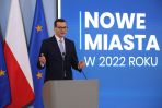 Premier Mateusz Morawiecki wręczył 30 grudnia 2021 r. akty nadania praw miejskich dziesięciu miejscowościom (fot. PAP/Wojciech Olkuśnik)