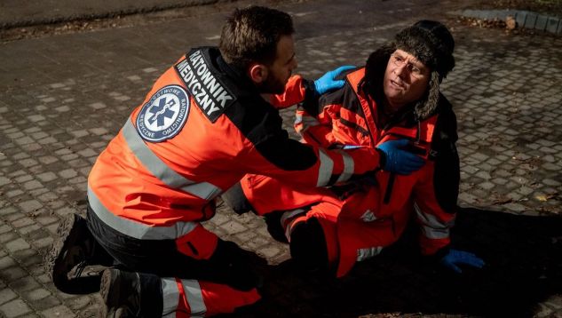 Artur nagle chwyci się za serce i po chwili straci przytomność! Koledzy z karetki – Kuba oraz Nowy - szybko zdiagnozują zawał i zabiorą Górę do szpitala. - Nie dziwię mu się... Sam myślałem, że widzę ducha... - Faktycznie, wygląda trochę jak Lidka... - Trochę? Nowy, ona nawet brzmi jak Lidka!(..) Przez moment bałem się, że Lidka woła doktora do siebie...