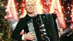 Marcin Wyrostek, którego dziadek zamienił jedną ze swoich krów na instrument i od tego czasu brzmienie akordeonu zawsze mu towarzyszy (fot. TVP)