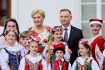 Prezydent RP Andrzej Duda (C-P) i pierwsza dama RP Agata Kornhauser-Duda (C-L) podczas uroczystości  na dziedzińcu Belwederu(fot. PAP/Leszek Szymański)