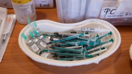 Od 27 grudnia ub.r. rozpoczęły się w Polsce szczepienia przeciw COVID-19 (fot. PAP/Jakub Kaczmarczyk)