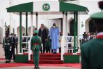 Prezydent RP Andrzej Duda (C-L) i prezydent Federalnej Republiki Nigerii Muhammadu Buhari (C-P) podczas powitania na dziedzińcu Pałacu Prezydenckiego w Abudży (fot. PAP/Leszek Szymański)